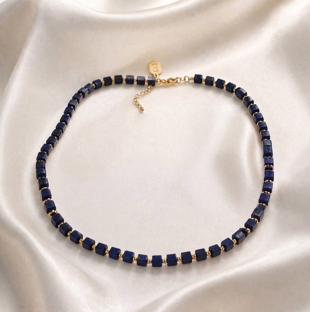 Colier elegant din lapis lazuli natural  accente aurii