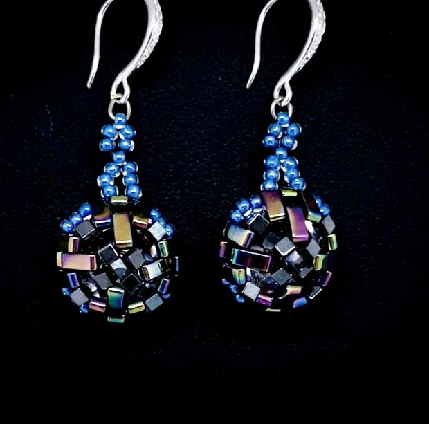 Cercei atarnatori mici, din margele cehesti si japoneze bleu si cu irizatii, cu cristale Swarovski translucide