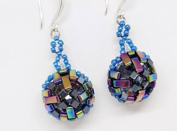 Cercei atarnatori mici, din margele cehesti si japoneze bleu si cu irizatii, cu cristale Swarovski translucide