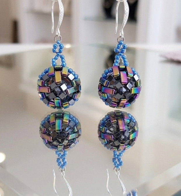 Cercei atarnatori mici, din margele cehesti si japoneze bleu si cu irizatii, cu cristale Swarovski translucide