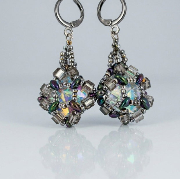 Cercei atarnatori mari, din margele cehesti si japoneze cu irizatii, cu cristale Swarovski translucide