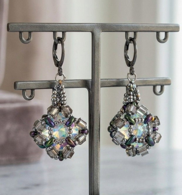 Cercei atarnatori mari, din margele cehesti si japoneze cu irizatii, cu cristale Swarovski translucide