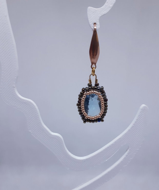 Cercei atarnatori, cu cristale Svarowski polifatetate bleu, dreptunghiulare, montate cu margele japoneze aurii si aramii
