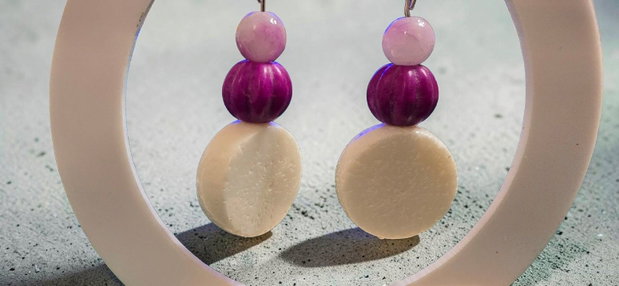 Cercei handmade cu jad alb, jad roz și howlit ciclam eleganți și feminini