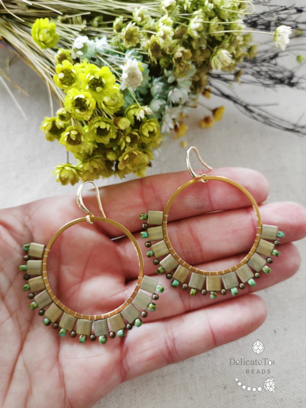 Cercei rotunzi statement cu margele Tila kaki, cercei boho handmade