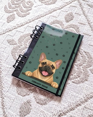 Caiet Mecanic A5 cu Refill Rezerve Foi - Curiosul Buldog Francez Cafeniu v4 (Verde Salvie)