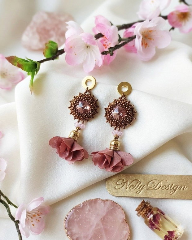 "Dusty Rose" - Cercei broderie manuala cu cristale și petale de matase
