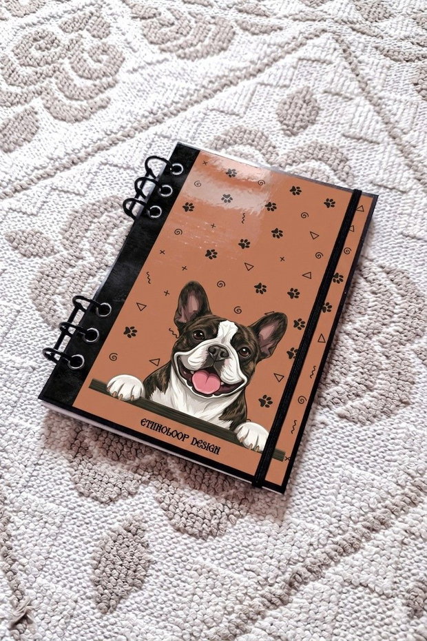 Caiet Mecanic A5 cu Refill Rezerve Foi - Curiosul Buldog Francez Tigrat v2 (Portocaliu Teracota)