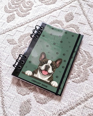 Caiet Mecanic A5 cu Refill Rezerve Foi - Curiosul Buldog Francez Tigrat v4 (Verde Salvie)