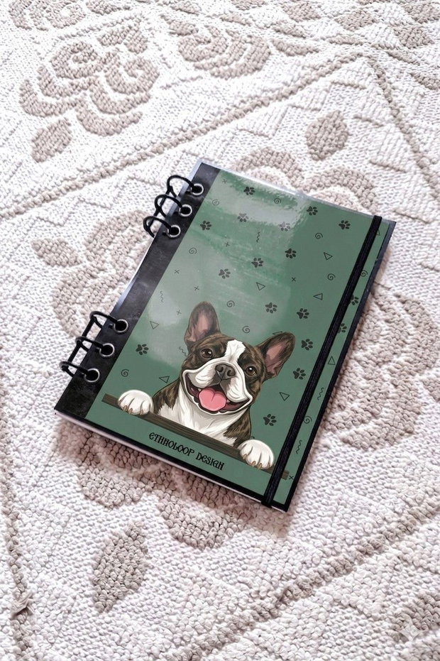 Caiet Mecanic A5 cu Refill Rezerve Foi - Curiosul Buldog Francez Tigrat v4 (Verde Salvie)