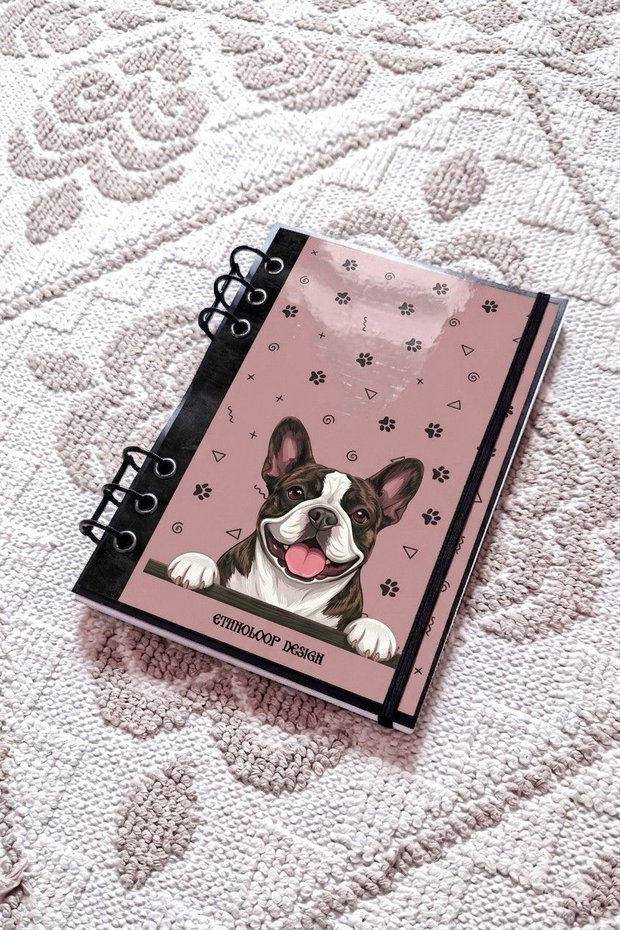Caiet Mecanic A5 cu Refill Rezerve Foi - Curiosul Buldog Francez Tigrat v8 (Roz Prafuit)