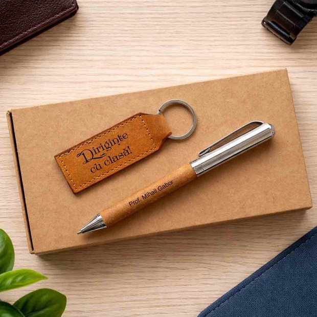 Set cadou personalizat profesor diriginte pix și breloc din piele reciclată, în cutie eco