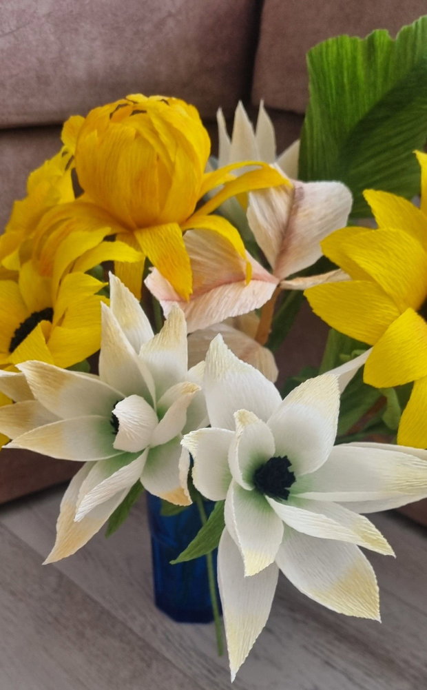Buchete flori lucrate manual din hartie floristică