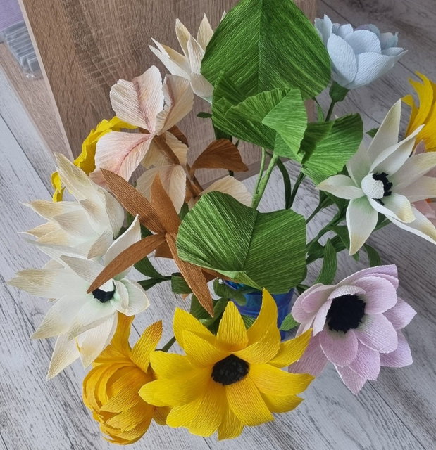 Buchete flori lucrate manual din hartie floristică