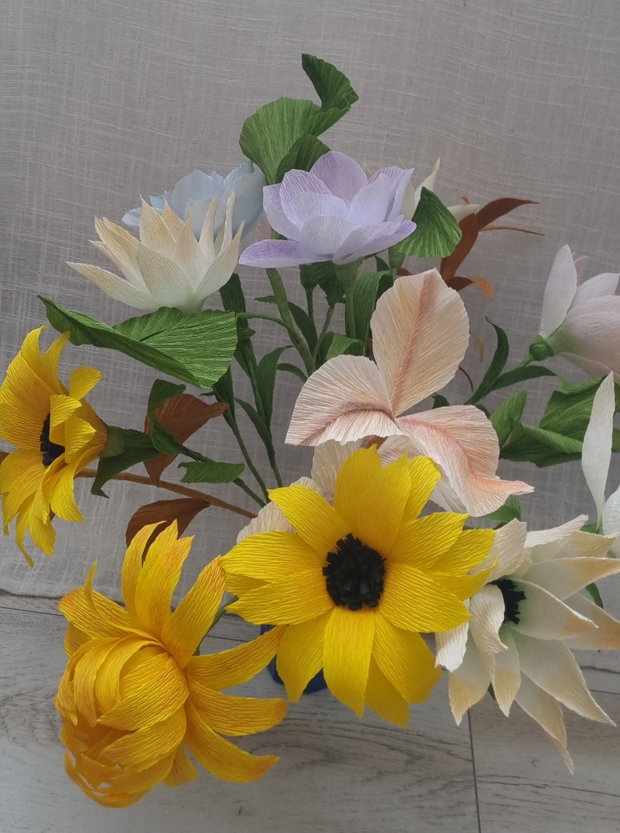 Buchete flori lucrate manual din hartie floristică