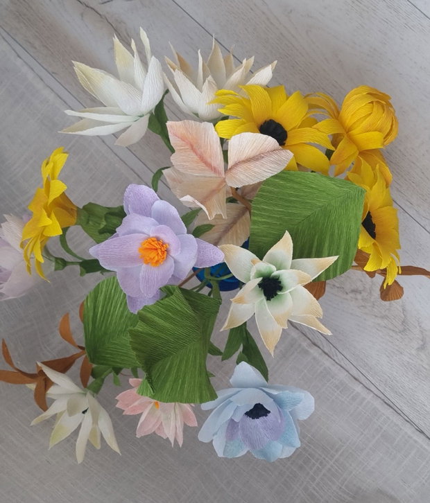 Buchete flori lucrate manual din hartie floristică
