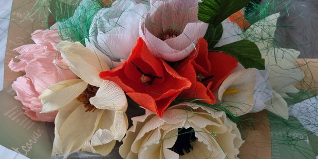Buchete flori lucrate manual din hartie floristică