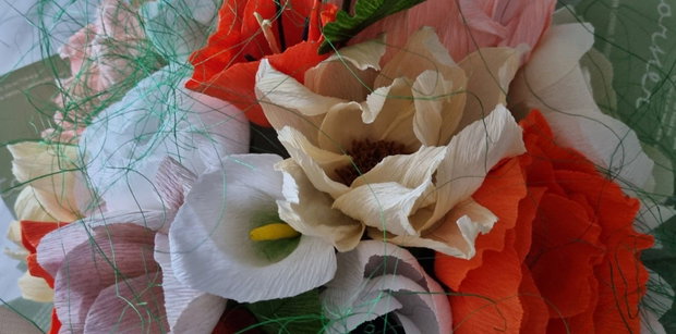 Buchete flori lucrate manual din hartie floristică