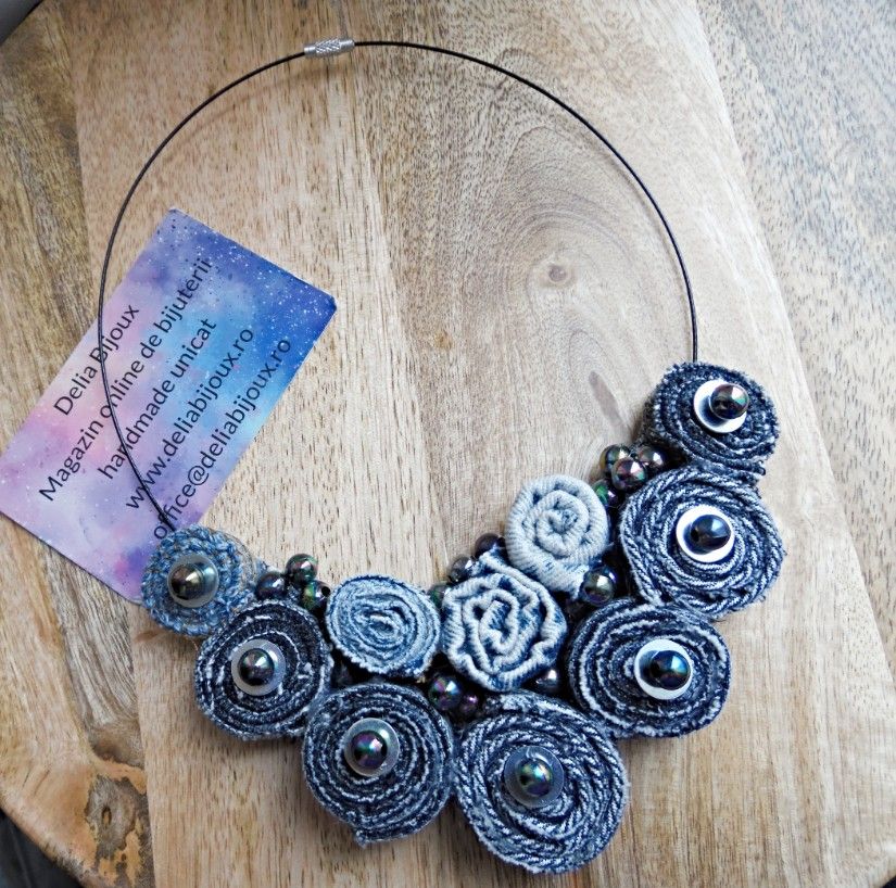 Colier Statement Handmade din Blugi Reciclați și Mărgele Irisate Unicat, Stil Urban-Șic (cod1414)