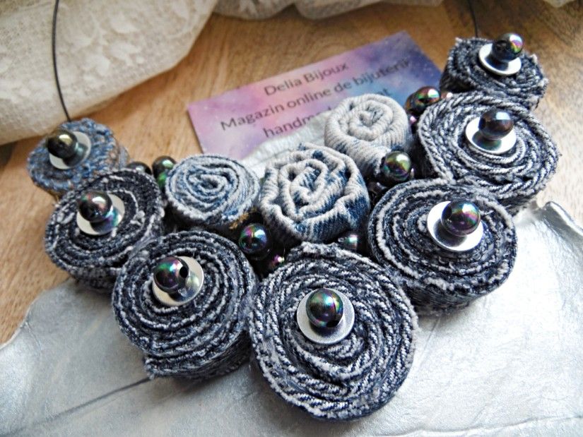 Colier Statement Handmade din Blugi Reciclați și Mărgele Irisate Unicat, Stil Urban-Șic (cod1414)