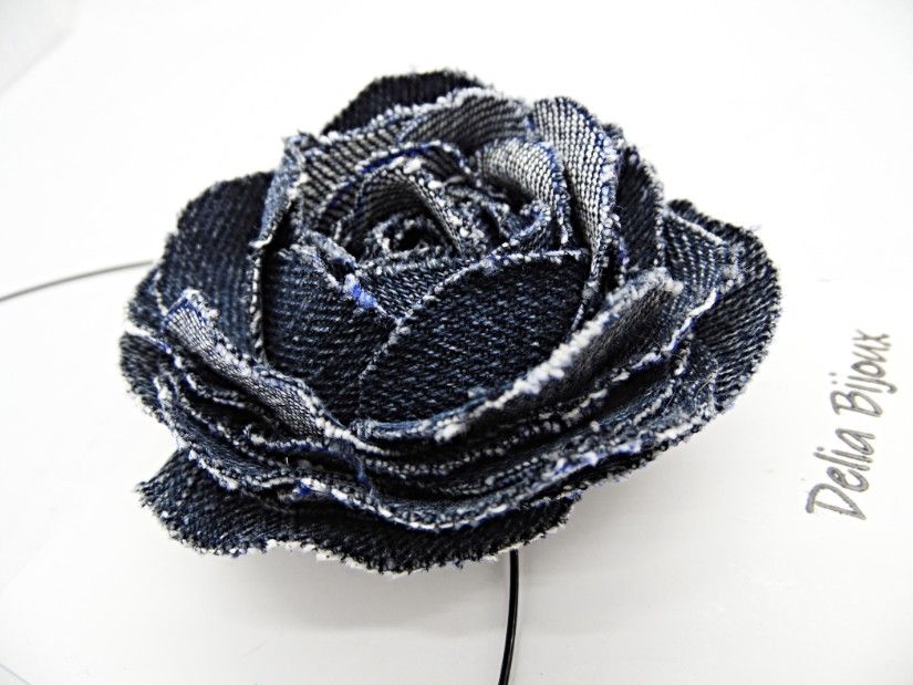 Colier handmade cu floare din denim/blug reciclat bijuterie unicat eco-friendly (cod1411)