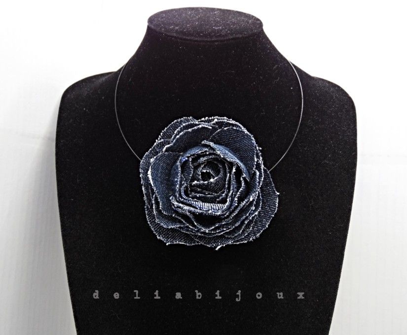 Colier handmade cu floare din denim/blug reciclat bijuterie unicat eco-friendly (cod1411)