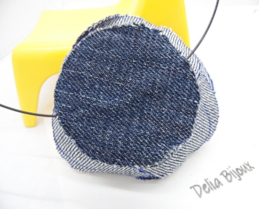 Colier handmade cu floare din denim/blug reciclat bijuterie unicat eco-friendly (cod1411)