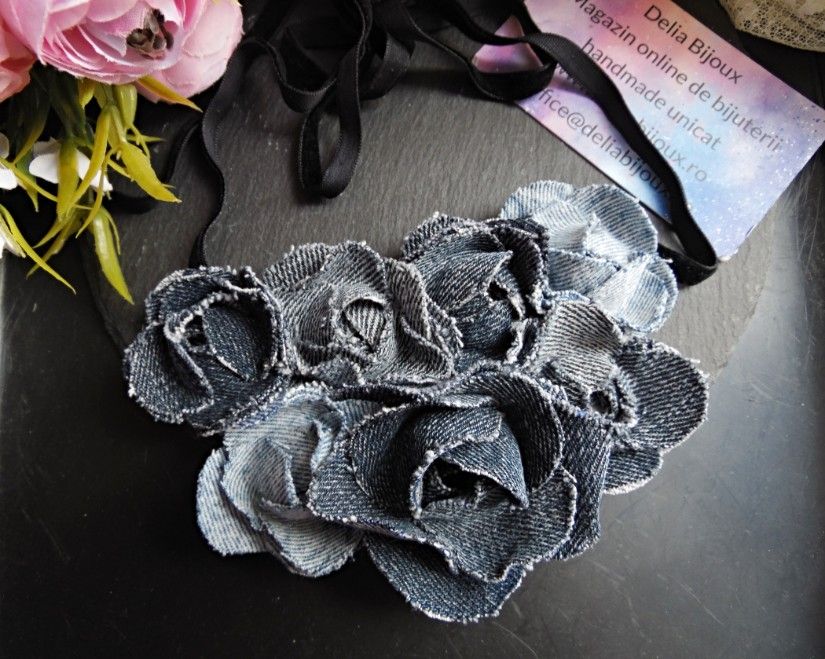 Colier statement cu flori din blugi reciclați (cod1419)