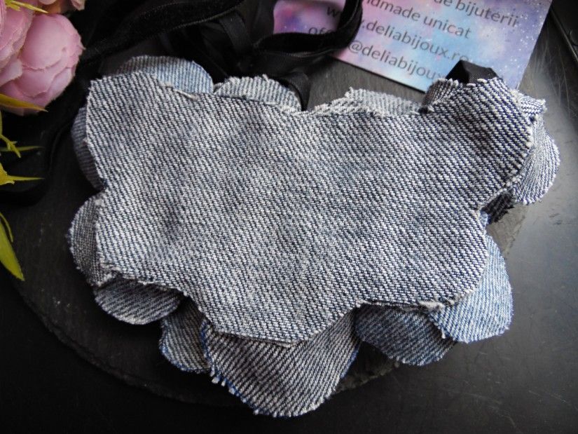 Colier statement cu flori din blugi reciclați (cod1419)