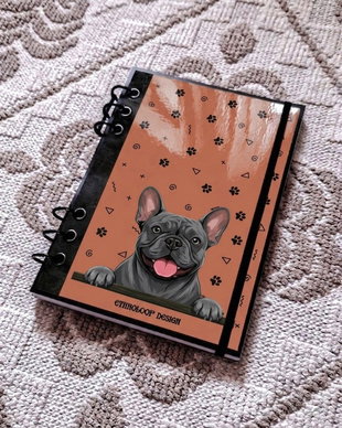 Caiet Mecanic A5 cu Refill Rezerve Foi - Curiosul Buldog Francez Albastru v2 (Portocaliu Teracota)