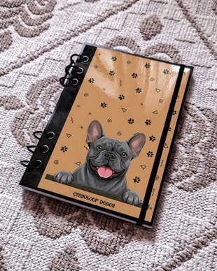 Caiet Mecanic A5 cu Refill Rezerve Foi - Curiosul Buldog Francez Albastru v3 (Galben Ocru)