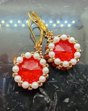 Cercei handmade roșu rubin cu perle  eleganță clasică și rafinament
