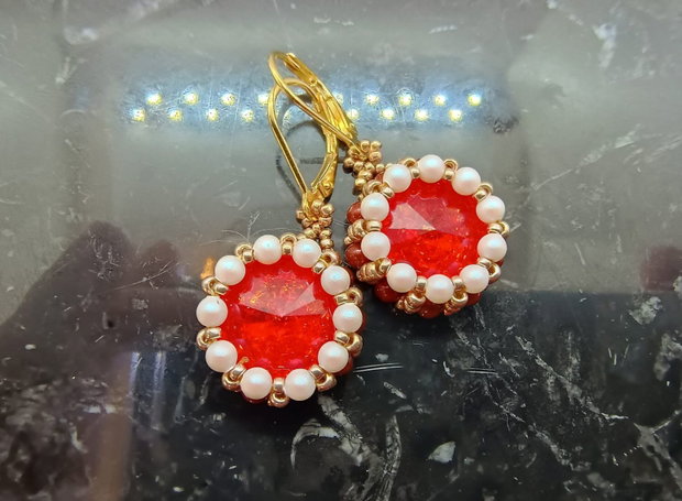 Cercei handmade roșu rubin cu perle eleganță clasică și rafinament
