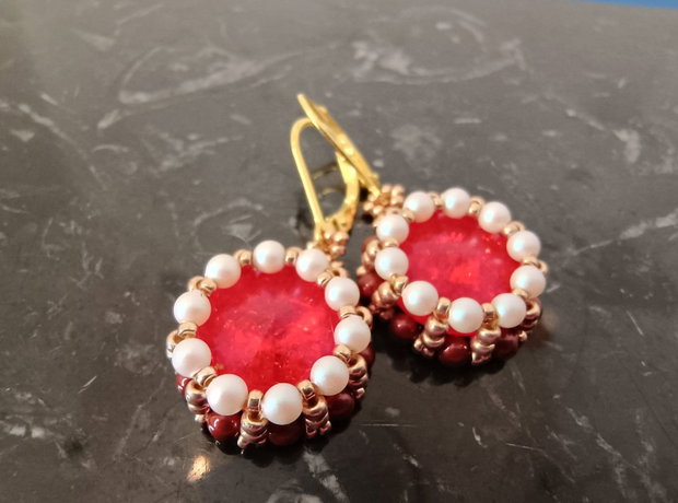 Cercei handmade roșu rubin cu perle eleganță clasică și rafinament