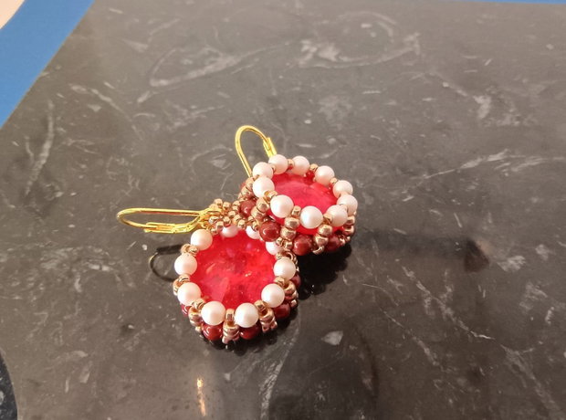 Cercei handmade roșu rubin cu perle eleganță clasică și rafinament