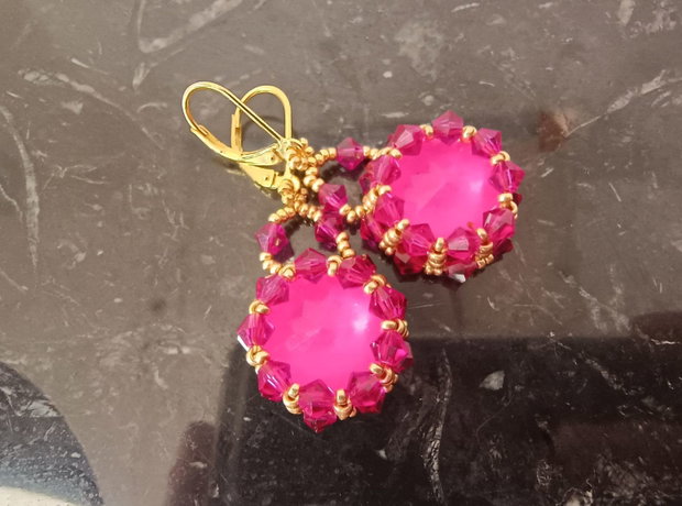 Cercei handmade roz intens cu cristale Preciosa eleganță vibrantă