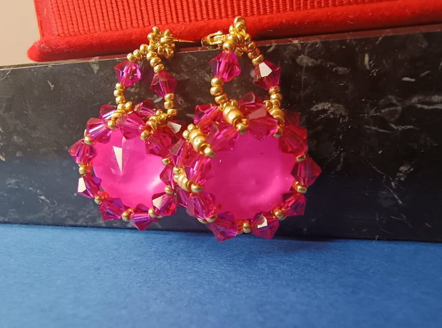Cercei handmade roz intens cu cristale Preciosa eleganță vibrantă