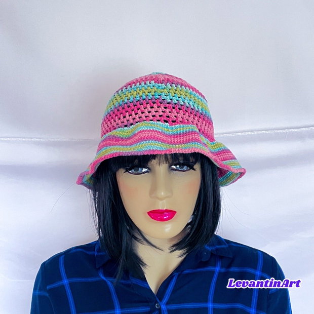 Pălărie croșetată de vară multicoloră, accesoriu handmade unic. Pălărie de plajă lucrată manual
