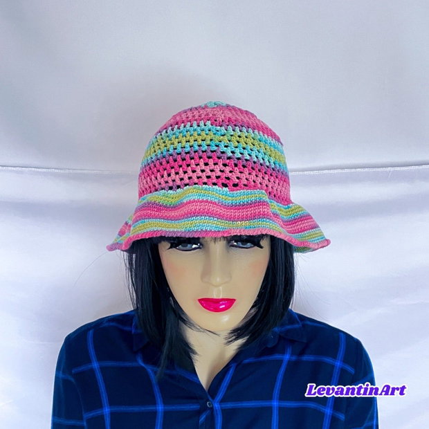 Pălărie croșetată de vară multicoloră, accesoriu handmade unic. Pălărie de plajă lucrată manual