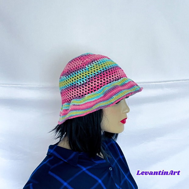 Pălărie croșetată de vară multicoloră, accesoriu handmade unic. Pălărie de plajă lucrată manual
