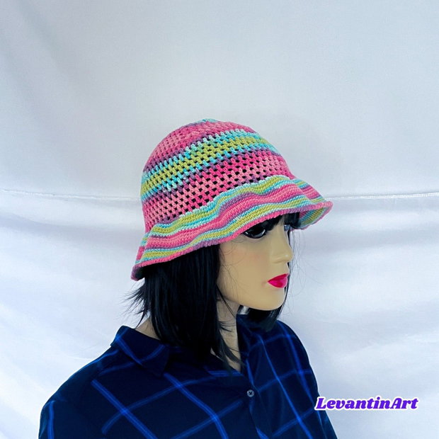 Pălărie croșetată de vară multicoloră, accesoriu handmade unic. Pălărie de plajă lucrată manual