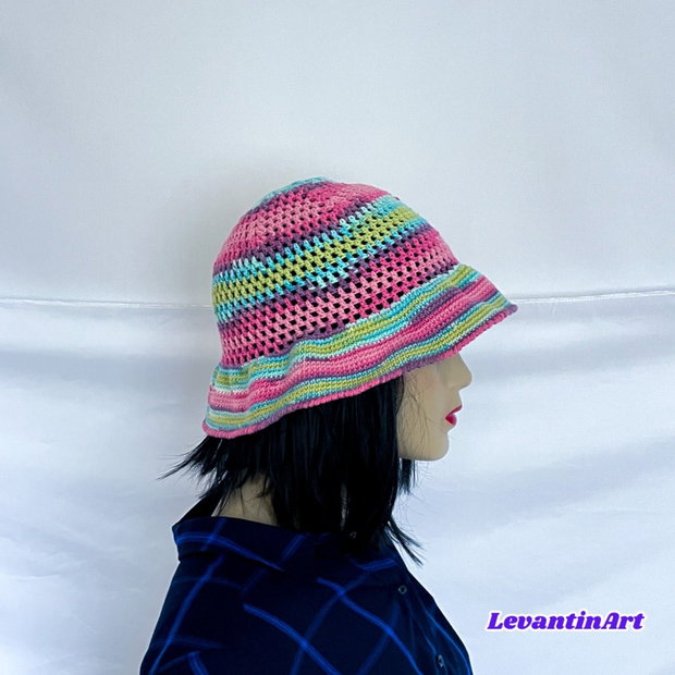 Pălărie croșetată de vară multicoloră, accesoriu handmade unic. Pălărie de plajă lucrată manual