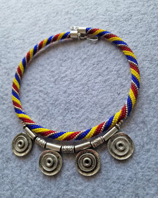 Colier tricolor cu elemente argint antichizat