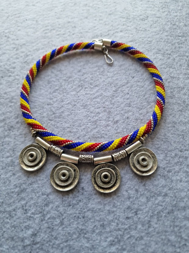 Colier tricolor cu elemente argint antichizat
