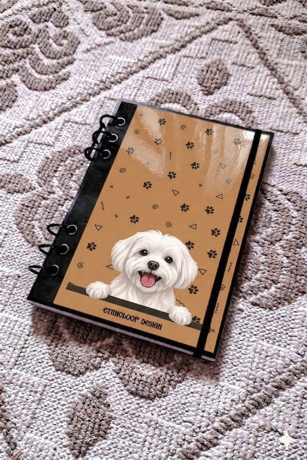Caiet Mecanic A5 cu Refill Rezerve Foi - Curiosul Bichon Maltez cu Blana Scurta v3 (Galben Ocru)