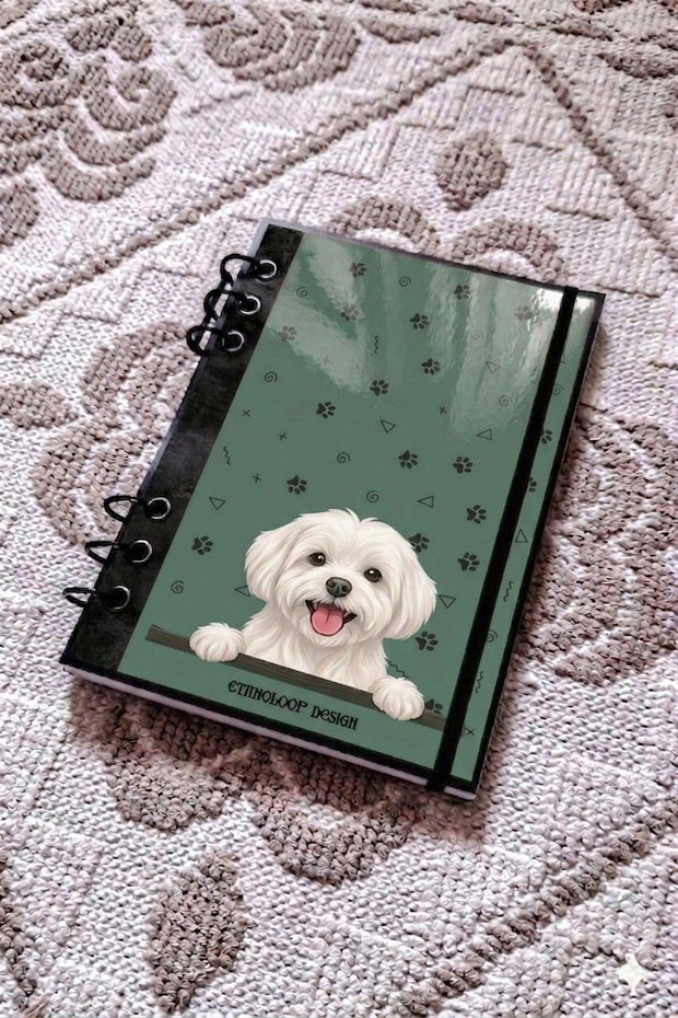 Caiet Mecanic A5 cu Refill Rezerve Foi - Curiosul Bichon Maltez cu Blana Scurta v4 (Verde Salvie)