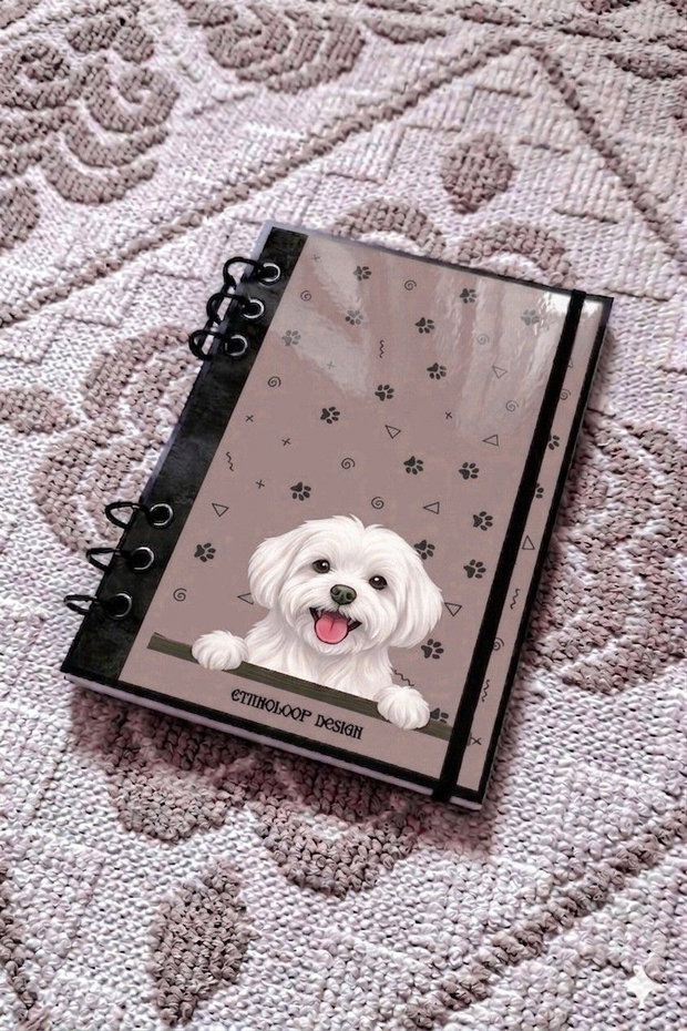 Caiet Mecanic A5 cu Refill Rezerve Foi - Curiosul Bichon Maltez cu Blana Scurta v10 (Gri-Bej/ Grej)