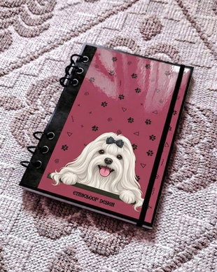 Caiet Mecanic A5 cu Refill Rezerve Foi - Curiosul Bichon Maltez cu Blana Lunga v1 (Rosu Burgund)