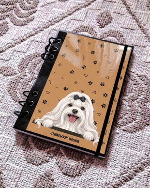 Caiet Mecanic A5 cu Refill Rezerve Foi - Curiosul Bichon Maltez cu Blana Lunga v3 (Galben Ocru)