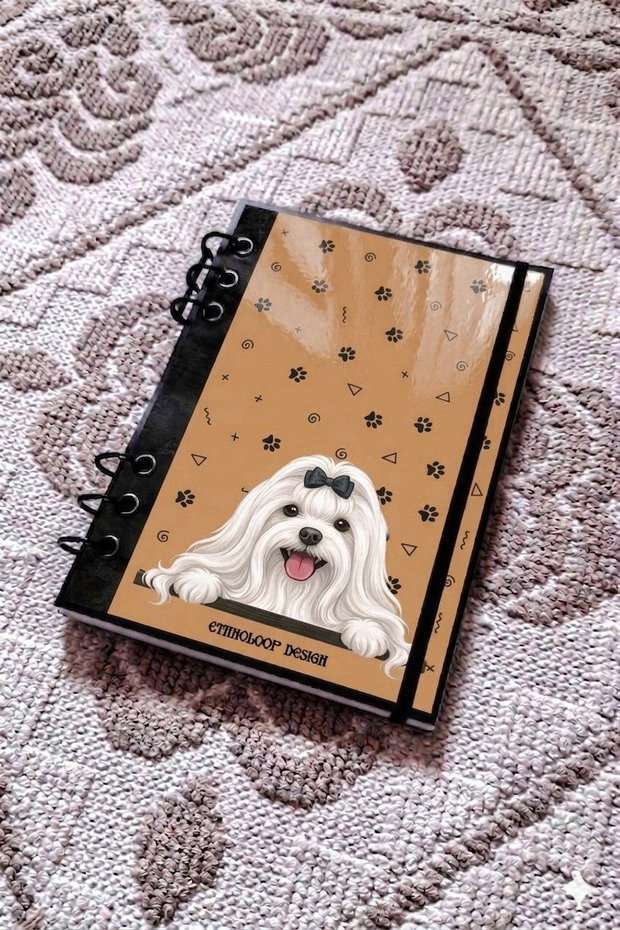 Caiet Mecanic A5 cu Refill Rezerve Foi - Curiosul Bichon Maltez cu Blana Lunga v3 (Galben Ocru)